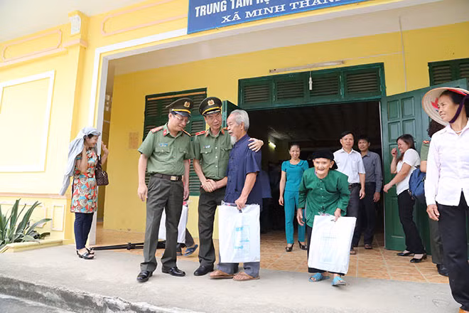 Thiếu tướng Phạm Văn Miên, Tổng Biên tập Báo CAND thăm hỏi các gia đình chính sách. Thiếu tướng Phạm Văn Miên, Tổng Biên tập Báo CAND thăm hỏi các gia đình chính sách.