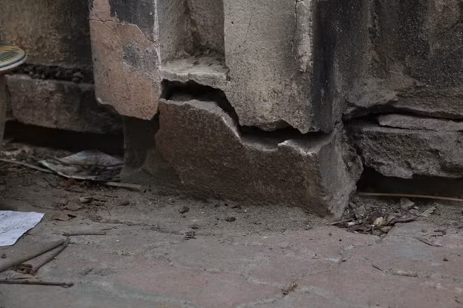 Nhiều phần tường, kể cả cột trụ đã bị nứt vỡ.
