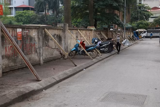 Đoạn tường bao quanh bãi để xe tại khu Văn hóa nghệ thuật (phường Mai Dịch, quận Cầu Giấy, Hà Nội) từ nhiều năm nay luôn đứng trước nguy cơ sập đổ.