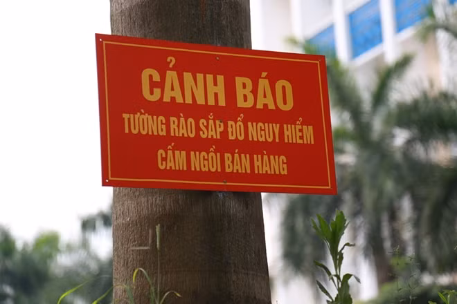Thậm chí có cả một biển cảnh báo cho người dân xung quanh và cấm ngồi bán hàng bên cạnh tường.