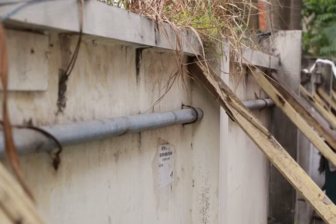 Các thanh gỗ tạp trở thành "cột chống" bất đắc dĩ.