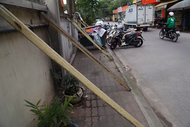 Theo tìm hiểu của phóng viên, thì chính quyền địa phương từng tiến hành dẹp bỏ một số quán cóc trên vỉa hè giáp với bức tường nguy hiểm, song vài hôm sau thì tình trạng trên lại tái diễn.