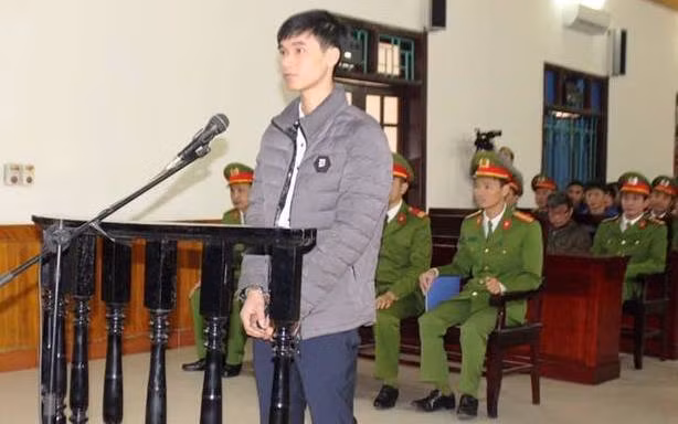 Bị cáo Nguyễn Văn Hoá (22 tuổi, xã Kỳ Khang, huyện Kỳ Anh, Hà Tĩnh) nhận 7 năm tù vì có hành vi quay phim, chụp ảnh và phát tán tài liệu xuyên tạc chủ trương, chính sách của Đảng và Nhà nước.