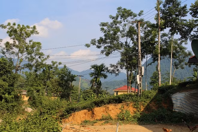 Đường điện tại thôn Thôm Vá.