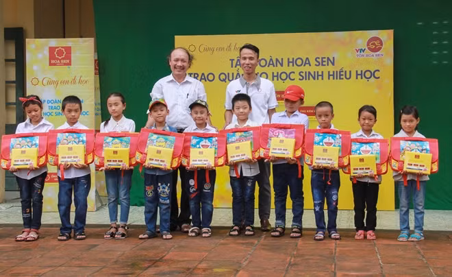 Tập đoàn Hoa Sen trao tặng 46.800 phần quà (bao gồm cặp và vở) cho các em học sinh có hoàn cảnh khó khăn.
