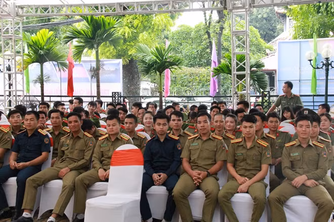 Sinh viên Lào, Campuchia tham dự triển lãm.