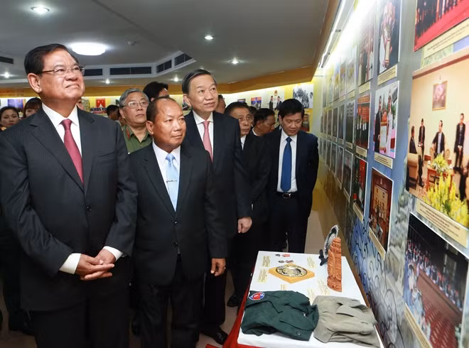 Các đại biểu tham quan triển lãm.