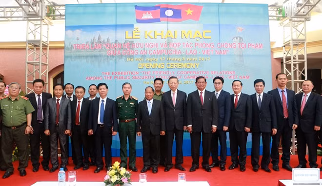 Các đại biểu chụp ảnh lưu niệm