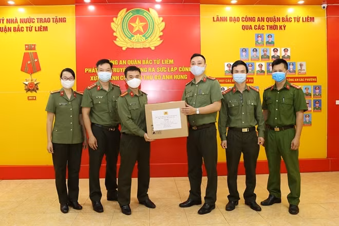 Thừa ủy quyền của lãnh đạo Văn phòng Bộ, Đoàn Thanh niên Văn phòng Bộ Công an đã trao quà tặng cán bộ, chiến sỹ Công an quận Bắc Từ Liêm, TP. Hà Nội.