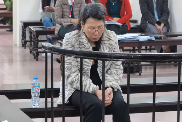 Bị cáo Mai Anh (hàng đầu) tại phiên xử.
