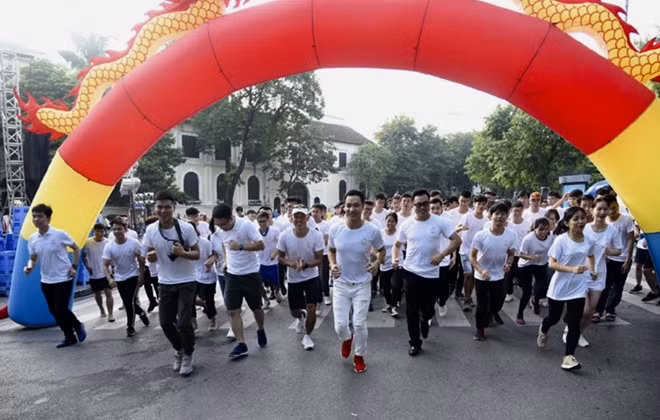 500 bạn trẻ tham gia hoạt động “Thử thách 4h30 sáng”.