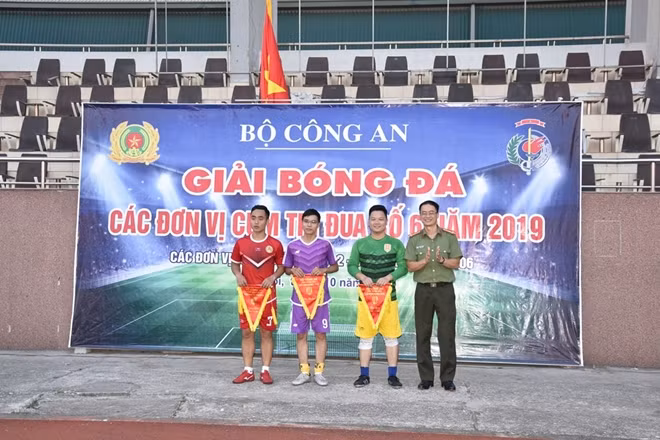 Thượng tá Nguyễn Hoa Chi, Phó Cục trưởng Cục Đối ngoại trao Giải thủ môn xuất sắc,vua phá lưới và cầu thủ xuất sắc nhất Giải.