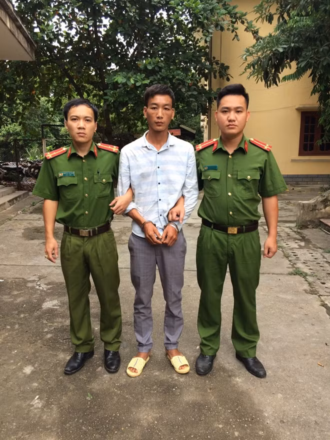 Cơ quan Công an dẫn giải đối tượng Nguyễn Văn Kiên.