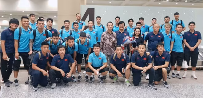 Sau khi đến Bali toàn đội được đón tiếp bởi Đại sứ đặc mệnh toàn quyền Việt Nam tại Indonesia, ông Phạm Vinh Quang. Ảnh: VFF.