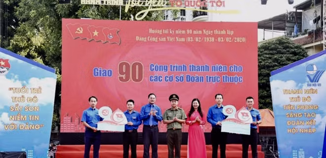 Trao biển tượng trưng và giao 90 “Công trình thanh niên”.