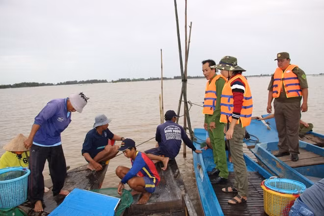 Công an cơ sở hướng dẫn người dân chấp hành pháp luật về an toàn giao thông đường thủy.