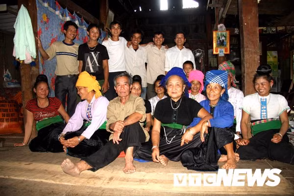 Vợ chồng bà Ương và một số người con.