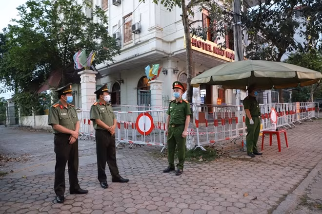 Đại tá Đặng Hồng Đức kiểm tra công tác phòng, chống dịch bệnh ở khu cách ly tập trung cho người nước ngoài tại khách sạn Như Nguyệt 2, thành phố Yên Bái.