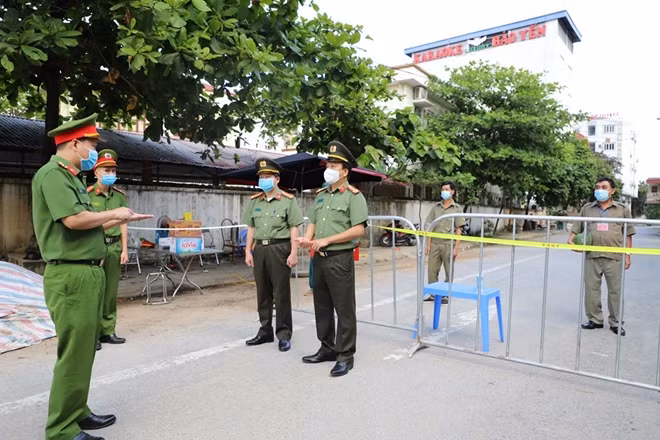 Đại tá Đặng Hồng Đức kiểm tra công tác phòng, chống dịch bệnh tại địa điểm phong tỏa thuộc khu dân cư đường Ao Sen, tổ 4, phường Tân An.
