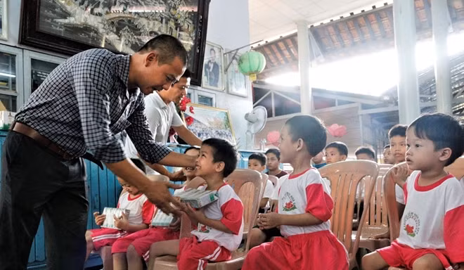 Các em nhỏ nhận sữa từ chương trình Quỹ sữa Vươn cao Việt Nam trong năm 2020 .