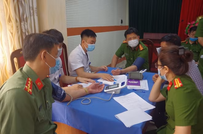 Khám, kiểm tra sức khỏe trước khi tiêm Vaccine phòng COVID-19.