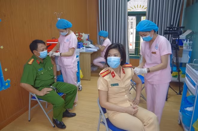 Cán bộ, chiến sĩ Công an tỉnh tiêm Vaccine phòng COVID-19 đợt 1.