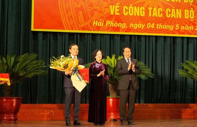 Trưởng Ban Tổ chức Trung ương và Phó Thủ tướng Chính phủ chúc mừng tân Bí thư Hải Phòng.