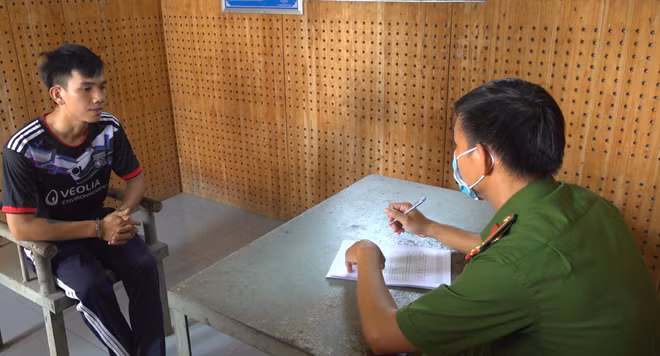 Công an lấy lời khai đối tượng Nguyễn Anh Thắng.