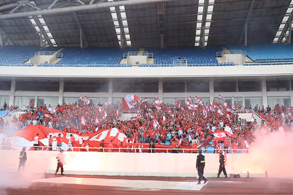 Các CĐV Hải Phòng đốt pháo sáng trên sân Mỹ Đình.