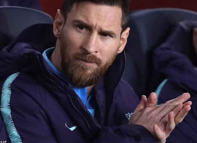 ... trong ngày mà Messi xuất phát từ ghế dự bị.