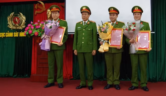 Thứ trưởng Lê Qúy Vương trao thư khen cho các đơn vị tham gia chuyên án.
