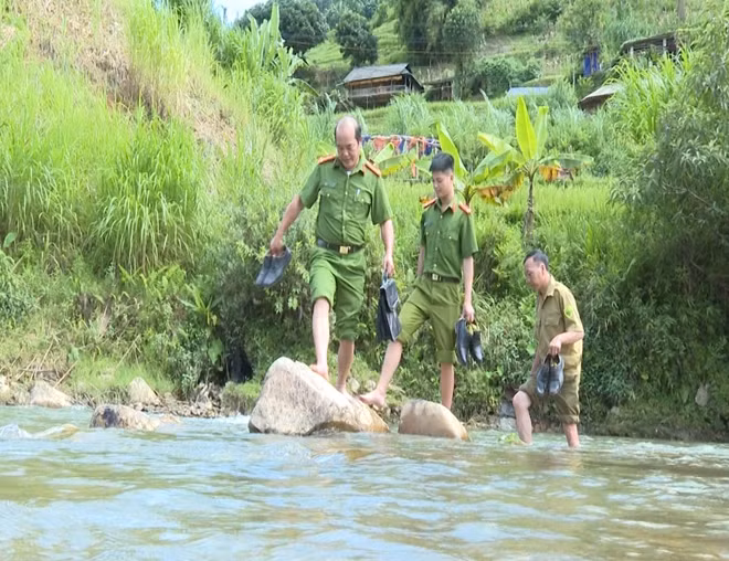 Trung tá Sùng A Làng (ngoài cùng bên trái) cùng đồng nghiệp xuống địa bàn nắm bắt tình hình.