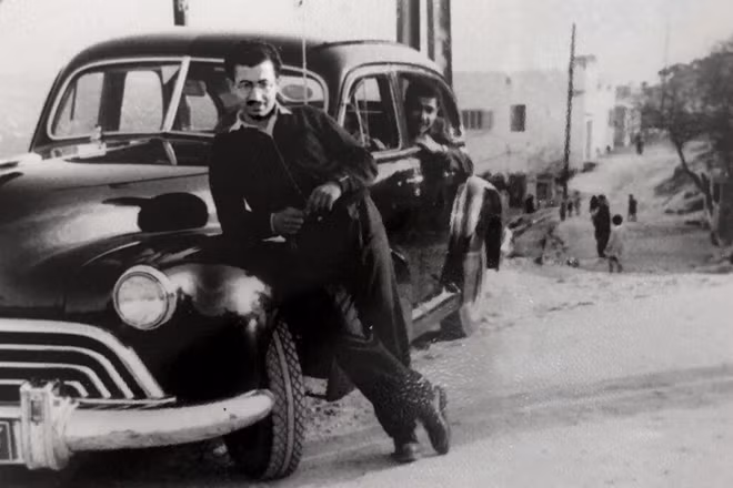 Isaac Shoshan với chiếc xe dùng làm taxi ở Beirut, Lebanon, để hoạt động gián điệp .