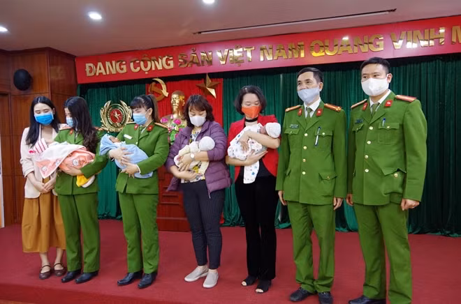 Cục Cảnh sát hình sự trao các cháu bé sơ sinh cho Hội Liên hiệp phụ nữ Việt Nam chăm sóc, nuôi dưỡng.