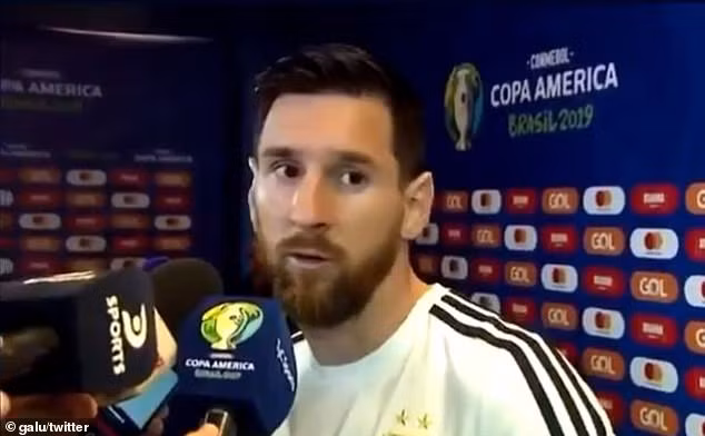 Messi trả lời phỏng vấn sau trận đấu. Messi trả lời phỏng vấn sau trận đấu.