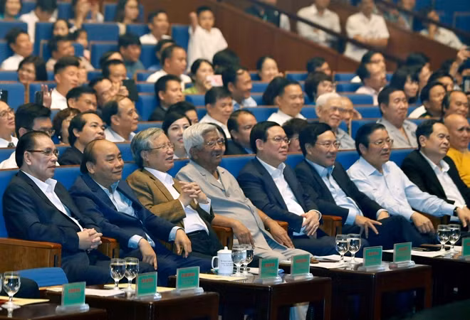 Thủ tướng Nguyễn Xuân Phúc, Ủy viên Bộ Chính trị, Thường trực Ban Bí thư Trần Quốc Vượng và các đại biểu tham dự chương trình. Ảnh: TTXVN.