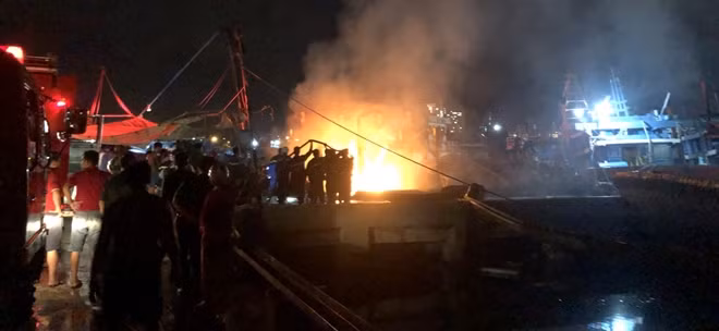 Toàn cảnh vụ cháy.