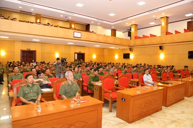 Các đại biểu tham dự buổi thông báo nhanh.