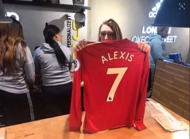 Manchester United bán áo số 7 của Alexis. Manchester United bán áo số 7 của Alexis.