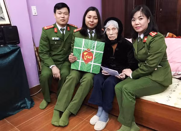 Học viên Học viện CSND thăm Mẹ Việt Nam anh hùng và gia đình người có công với cách mạng. Học viên Học viện CSND thăm Mẹ Việt Nam anh hùng và gia đình người có công với cách mạng.