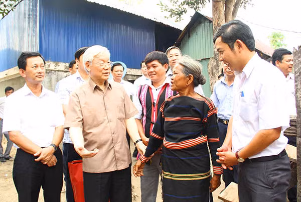 Tổng Bí thư thăm gia đình hộ nghèo bà Đinh Brat.