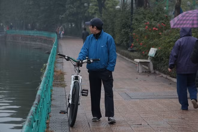 Những giây phút giải lao, thả bộ ven hồ ngắm nhìn sương sớm cũng là một điều thú vị.