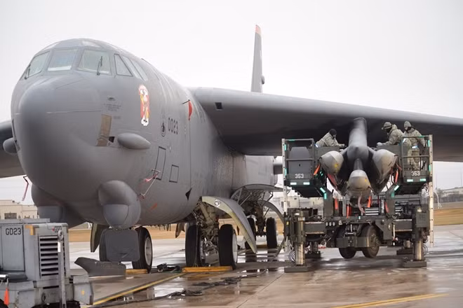 Máy bay B-52 có thể mang theo những tên lửa này bằng những giá treo dưới cánh.