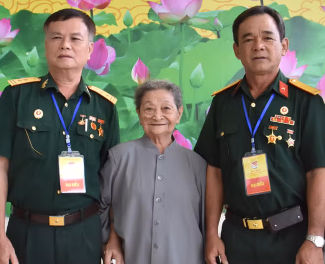 Những dịp kỷ niệm về các trận đánh trong lịch sử, Anh hùng Nguyễn Thị Điểm lại được mời đi kể chuyện.
