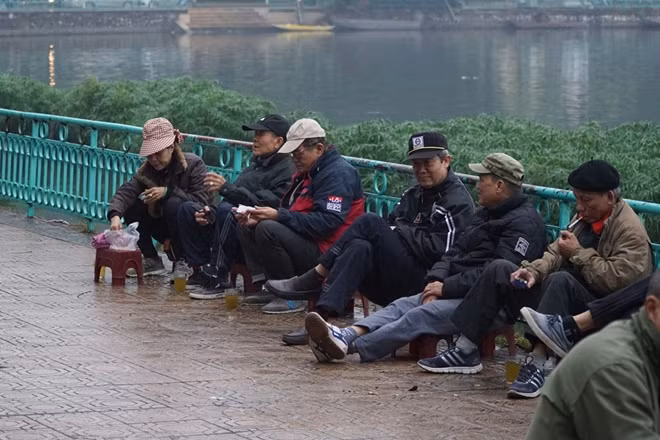 Sau một chặng đạp xe, những lúc quây quần với nhau bên chén nước trà nóng với nhiều người cao tuổi cũng là một niềm vui không nhỏ.
