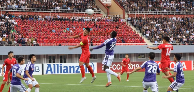 Dù chơi hay hơn nhưng Hà Nội FC (áo tím) vẫn phải dừng bước trước CLB 25-4. Ảnh: AFC.