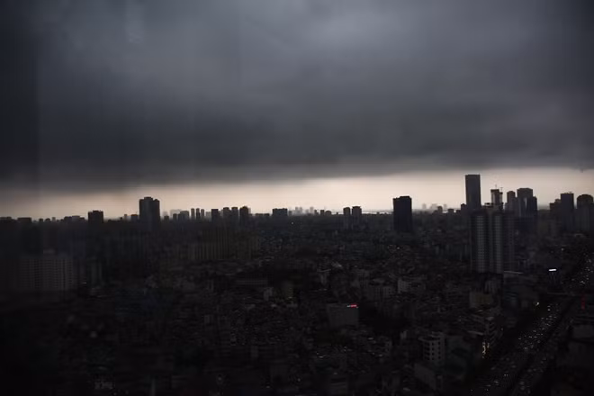 Vùng mây giông đang có xu hướng di chuyển theo hướng đông, hướng về phía các quận nội thành khiến nhiều khu vực tại Thủ đô trời tối đen như mực...