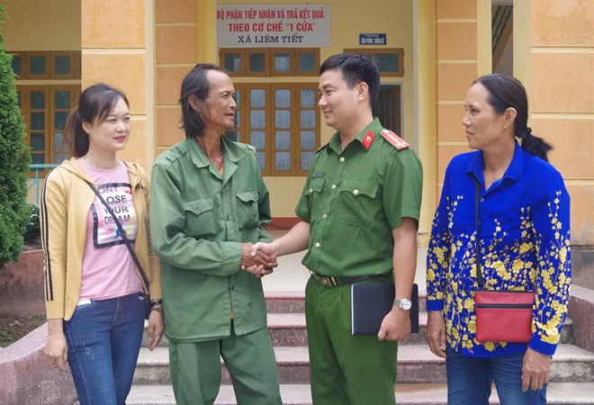 Công an xã Liêm Tiết thăm hỏi, động viên Mai Văn Hiệu.