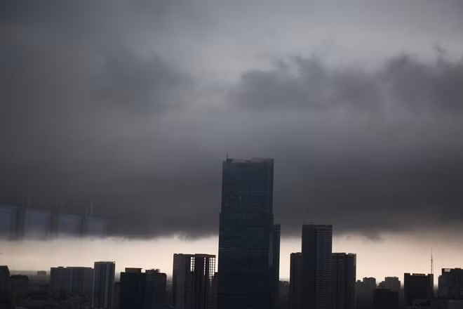 Từ đêm 4-10 đến ngày 6-10 và ngày 8 đến ngày 9-10 khu vực Hà Nội sẽ có mưa, mưa rào và có nơi có giông.