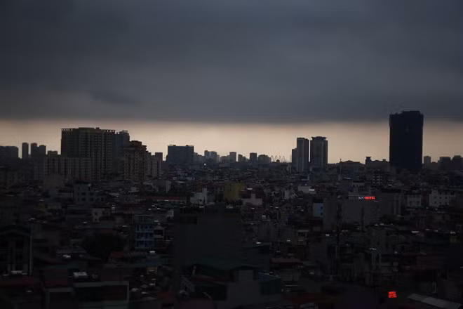 Mây đen bao phủ trên cả một vùng trời rộng lớn.